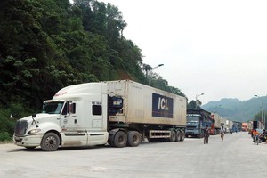 Đoàn xe chở nông sản chờ thông quan tại Cửa khẩu Tân Thanh (Lạng Sơn). Ảnh: Đức Thanh