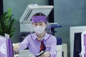 Bức tranh về lương của cán bộ ngân hàng quý I/2020 vẫn khá khả quan, đa phần ngân hàng giữ ổn định hoặc tiếp tục tăng lương cho nhân viên.