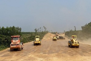 Quá trình lựa chọn nhà thầu cho 11 gói thầu xây lắp Dự án cao tốc Bắc - Nam phía Đông đoạn Cam Lộ - La Sơn đã được thường xuyên nhận được sự phối hợp của Tổ giám sát liên ngành theo dõi, giám sát quá trình đấu thầu Dự án cao tốc Bắc - Nam phía Đông.