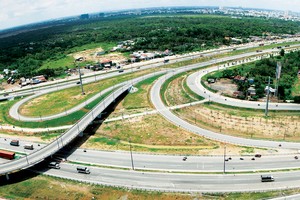 Hạ tầng liên tục được đẩy mạnh đầu tư chính là đòn bẩy giúp bất động sản khu Đông duy trì vị thế tâm điểm của thị trường TP.HCM