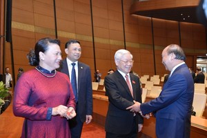 Tổng bí thư, Chủ tịch nước Nguyễn Phú Trọng, Chủ tịch Quốc hội Nguyễn Thị Kim Ngân, Thủ tướng Nguyễn Xuân Phúc trong giờ giải lao khai mạc kỳ hop thứ 9 của Quốc hội (Ảnh QK).