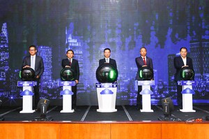 Bộ trưởng Nguyễn Mạnh Hùng cùng đại diện VNG Cloud, Viettel, CMC và VCCorp ấn nút phát động.