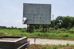 Biển quảng cáo một dự án đã bay mất thông tin
