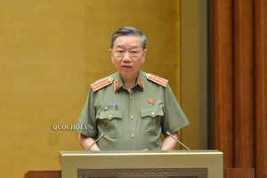 Bộ trưởng Bộ Công an Tô Lâm trình bày tờ trình dự án Luật Cư trú sửa đổi.