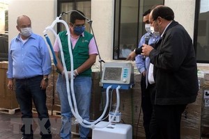 Bộ trưởng Y tế Bolivia Marcelo Navajas (phải) trong lễ bàn giao các máy trợ thở tại một bệnh viện ở Santa Cruz, Bolivia ngày 19/5. (Ảnh: AFP/TTXVN)