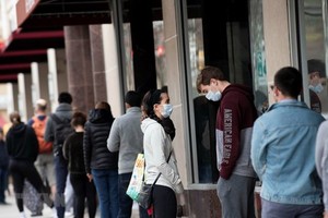 Người dân xếp hàng bên ngoài siêu thị tại Arlington, Virginia, Mỹ trong bối cảnh dịch COVID-19 lan rộng. (Ảnh: THX/TTXVN)