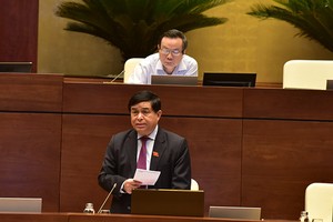 Bộ trưởng Bộ Kế hoạch và đầu tư Nguyễn Chí Dũng giải trình ý kiến đại biểu - Ảnh QK.