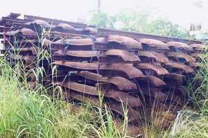 Đường ray ở Trạm Vật tư bị đường sắt Dĩ An bị tháo dỡ, nhưng không được phục hồi, nằm chất đống 5 năm qua.