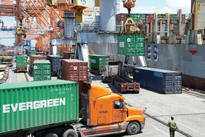 Sau thời gian giãn cách xã hội, hoạt động sản xuất - kinh doanh dần trở lại bình thường, kim ngạch xuất khẩu tháng 5/2020 tăng 5,2% so với tháng trước. Ảnh: Đ.T