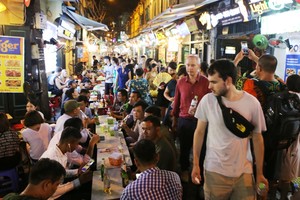 Phố Tạ Hiện hấp dẫn du khách trong nước và quốc tế khi du lịch Hà Nội.