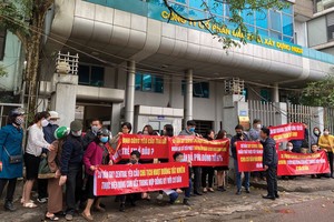 Khách hàng căng băng rôn phản đối chủ đầu tư HUD1 tại trụ sở Công ty