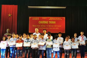 200 suất học bổng 'Vì trẻ em Việt Nam' đến với học sinh tỉnh Điện Biên