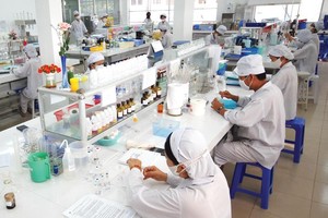 Nhà đầu tư nước ngoài có thể lợi dụng lúc giá cổ phiếu của một số doanh nghiệp lớn mất giá trị để thực hiện việc thâu tóm. Trong ảnh: Phòng Nghiên cứu điều chế của Dược Hậu Giang.