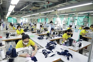 EVFTA sẽ mang lại những tác động tích cực ngay lập tức cho các doanh nghiệp ở cả Việt Nam và châu Âu. Trong ảnh: Dây chuyển sản xuất khẩu trang tại Nhà máy Euro Link thuộc Giovanni Group (Italy). Ảnh: Đức Thanh