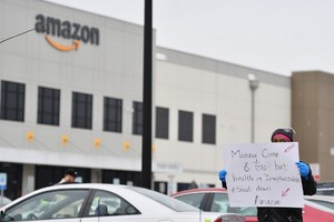 Nhân viên Amazon tại kho hàng Staten Island, thành phố New York, đình công khi kho này bị đóng cửa do một nhân viên dương tính với Covid-19 ngày 30/3/2020. Ảnh: AFP