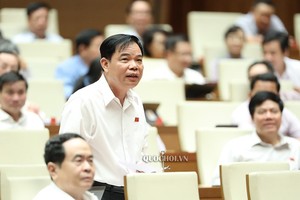 Bộ trưởng Bộ Nông nghiệp và Phát triển nông thôn Nguyễn Xuân Cường phát biểu tại nghị trường.