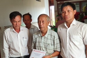 Đại diện Bảo Minh trao tiền bồi thường đợt 1 cho gia đình nạn nhân bị tử vong của vụ tai nạn.