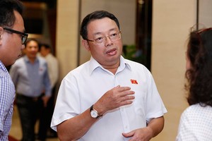 Phó chủ nhiệm Uỷ ban Kiểm tra Trung ương Hoàng Văn Trà trao đổi với báo chí bên hành lang Quốc hội.