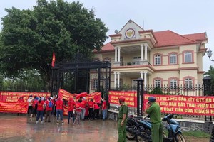Nhiều nhà đầu tư khiếu kiện tại trụ sở Công ty Phi Long