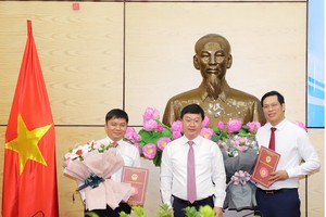 Chủ tịch UBND tỉnh Nghệ An trao Quyết định bổ nhiệm chức vụ Giám đốc và Phó giám đốc Trung tâm xúc tiến Đầu tư, Thương mại và Du lịch tỉnh này