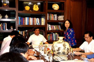 Bí thư Tỉnh ủy Lạng Sơn Lâm Thị Phương Thanh phát biểu tại buổi làm việc với Bộ trưởng Bộ Kế hoạch và đầu tư Nguyễn Chí Dũng.