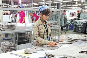 Sản xuất hàng xuất khẩu tại nhà máy của Esquel (100% vốn nhà đầu tư Hồng Kông). Ảnh: Đức Thanh