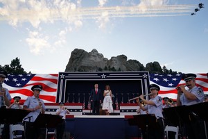 Lễ kỷ niệm hoành tráng của TT Trump ở núi thiêng dù bị phản đối dữ dội