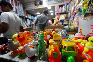 Một cửa hàng bán đồ chơi Trung Quốc ở Kolkata, Ấn Độ. (Nguồn: Reuters)