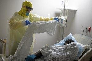 Nhân viên y tế chăm sóc bệnh nhân Covid-19 tại Houston, Mỹ ngày 2/7. Ảnh: AFP.