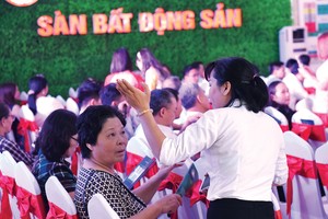 Hội Môi giới vừa kiến nghị đưa lại quy định bắt buộc giao dịch bất động sản phải qua sàn. Ảnh: Dũng Minh 