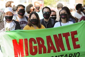 Lao động nhập cư biểu tình tại tỉnh bang Ontario yêu cầu chính phủ Canada hỗ trợ họ vượt qua đại dịch COVID-19. (Nguồn: Toronto Star)