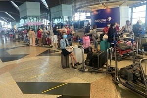 Công dân Việt Nam làm thủ tục về nước tại sân bay ở Malaysia, ngày 5/7. Ảnh: Bộ Ngoại giao.