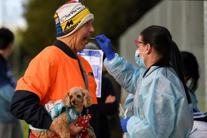 Nhân viên y tế lấy mẫu xét nghiệm nCoV tại Melbourne, cuối tháng 6. Ảnh: Reuters.