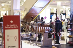 Người dân mua sắm tại cửa hàng của Tập đoàn Macy ở New York, Mỹ ngày 22/6/2020, khi lệnh mở cửa trở lại bước vào giai đoạn mới. Ảnh: THX/TTXVN