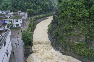Nước lũ trên sông ở Trùng Khánh, tây nam Trung Quốc, ngày 1/7/2020. Ảnh: THX/TTXVN