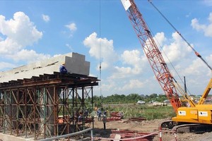 Trên công trường thi công gói thầu XL-06 Dự án xây dựng đường cao tốc Trung Lương - Mỹ Thuận. Ảnh: Tiến Lực/TTXVN