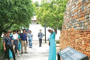 Khu di sản Hoàng thành Thăng Long thu hút đông đảo khách du lịch tới tham quan, trải nghiệm. Ảnh: Hồng Hạnh