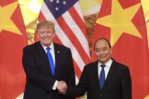 Tổng thống Mỹ Donald Trump tại cuộc hội kiến với Thủ tướng Nguyễn Xuân Phúc nhân chuyến thăm Việt Nam dự hội nghị thượng đỉnh Mỹ - Triều lần 2 tại Hà Nội.