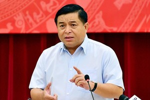 Bộ trưởng Nguyễn Chí Dũng khẳng định, phải coi thúc đẩy và giải ngân hết kế hoạch vốn đầu tư công năm 2020 là mục tiêu lớn, quan trọng, là giải pháp then chốt để góp phần hỗ trợ thúc đẩy tăng trưởng kinh tế 6 tháng cuối năm 2020.