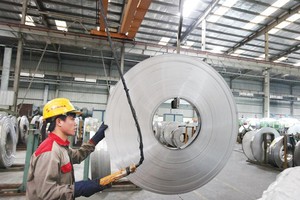 Các chính sách hỗ trợ nên tạo điều kiện thuận lợi hơn về vốn, nguồn nguyên liệu đầu vào, nhân lực, cơ sở vật chất… cho doanh nghiệp sản xuất, kinh doanh. Trong ảnh: Sản xuất bồn nước tại Công ty Sơn Hà. Ảnh: Đức Thanh