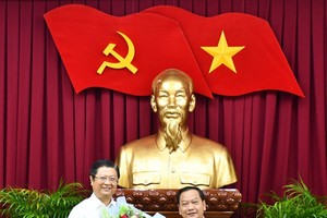 Đồng chí Trần Quốc Trung, Bí thư Thành ủy Cần Thơ trao quyết định của Ban Bí thư Trung ương Đảng cho đồng chí Trương Quang Hoài Nam.