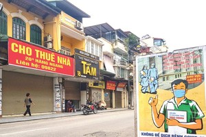 Phố cổ Hà Nội trong thời gian giãn cách xã hội không còn cảnh bán buôn tấp nập, nhiều cơ sở kinh doanh điêu đứng, phải đóng cửa, sang nhượng cửa hàng.