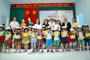 Chương trình trao 30 phần quà đặc biệt và hỗ trợ tài chính cho các gia đình có hoàn cảnh đặc biệt khó khăn tại địa phương.