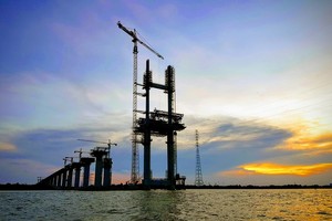 Thi công xây dựng cầu Bình Khánh thuộc Dự án đường cao tốc Bến Lức - Long Thành.