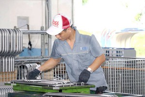 Công ty TNHH Công nghiệp Boss liên kết với một số doanh nghiệp khác sản xuất các thiết bị y tế xuất khẩu vào Hoa Kỳ. Ảnh: Hương GIang