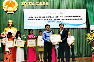 Ông Trần Duy Trinh, Trưởng ban Ban Đầu tư, đại diện Báo Đầu tư nhận Bằng khen của Bộ Tài chính.