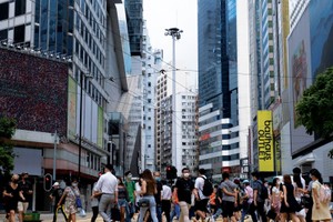 Bất chấp bất ổn, bất động sản Hồng Kông vẫn “lầm lũi” đi lên