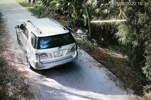 Đối tượng Trương Thanh Minh điều khiển xe chạy đường làng nhằm qua mặt các chốt kiểm tra y tế được ghi lại qua camera giám sát.