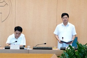 Phó Chủ tịch UBND TP Ngô Văn Quý cho biết, tại điểm thi huyện Đan Phượng có 1 giáo viên thuộc diện F1, do đó, Ban Chỉ đạo thi đã cho chuyển toàn bộ điểm thi này, toàn bộ cán bộ, giáo viên cũng được thay thế bằng tổ giáo viên khác.