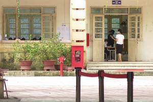 Không khí thi THPT tại Nhà B của điểm thi trường THPT Việt Đức, Hà Nội. Ảnh: Lê Quân